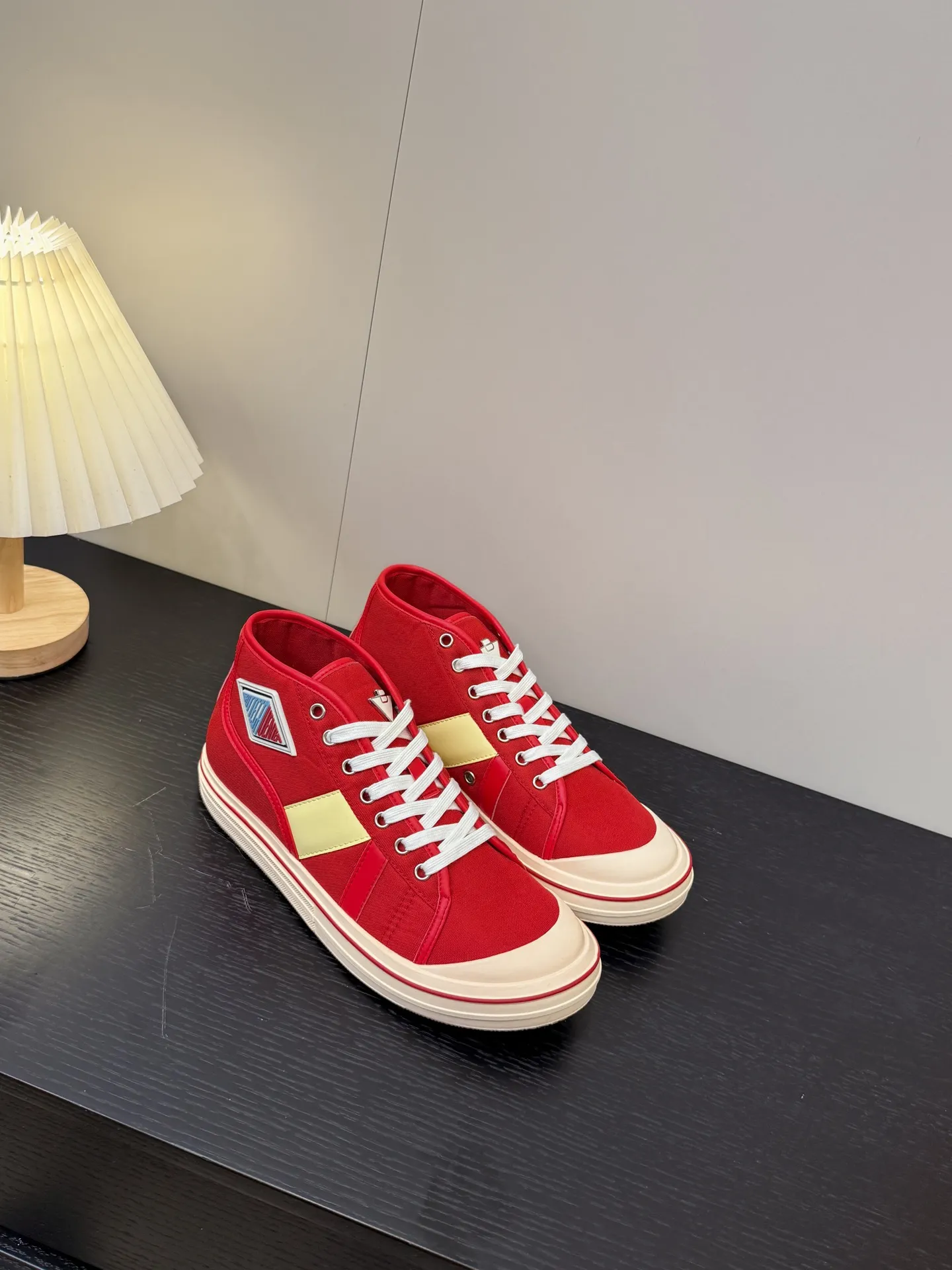 👟👟Ex-factory price 480👟👟 (Men’s size +1️⃣0️⃣) BVOrbit’s latest 2025 catwalk model, developed 1:1 from the original board, classic color matching elements! This is the biggest highlight of this shoe, eye-catching but not exaggerated design, super cool for daily use, super versatile whether paired with pants, sweaters or skirts, looks good no matter how you wear it, the more you look at it, the more you like it ❗️ Outsole: Original outsole Color: 4 colors Size: Female 35-40 Male 39-44